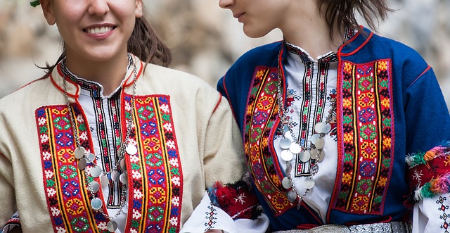 Ragazze Bulgare in costume tradizionale